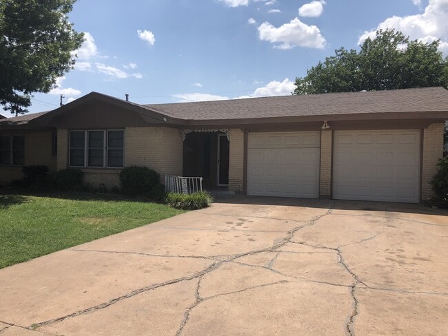 Primary Photo - 3 bed, 2 living, 2 bath, 2 car garage