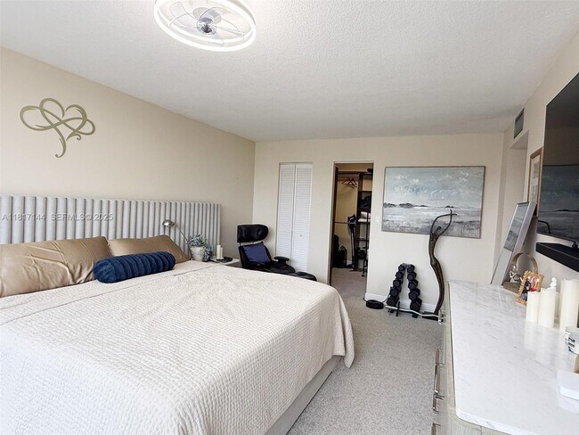 Building Photo - 800 Parkview Dr