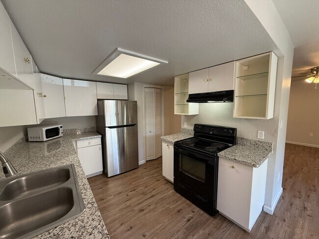 Building Photo - Updated 2-bedroom condo in gated community!