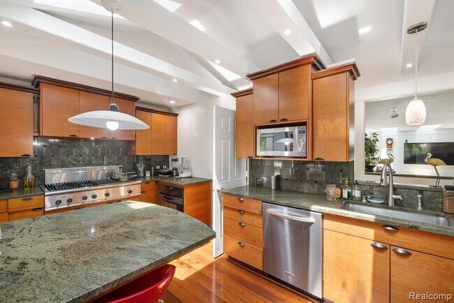 Building Photo - 297 Vreeland Dr