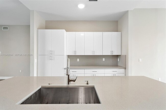 Building Photo - 444 E 16th St