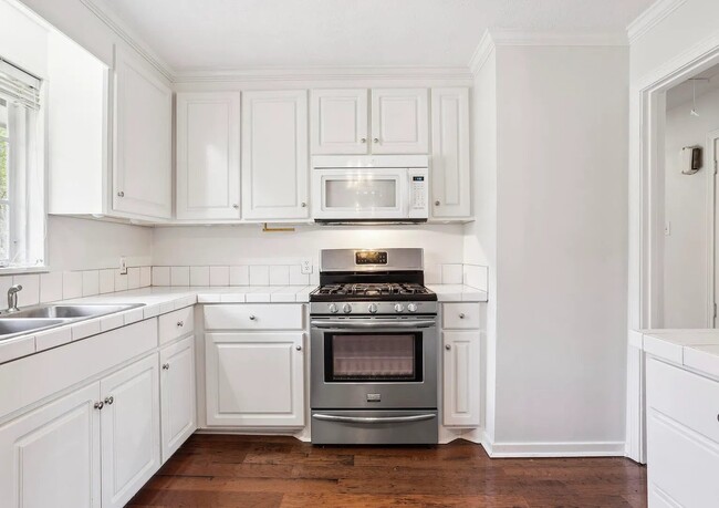 Building Photo - 4346 Manhassett Dr
