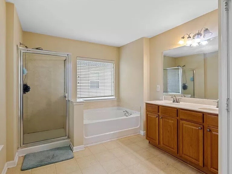 Building Photo - Room in House on Milpass Dr