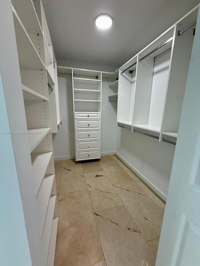 Building Photo - 1155 Brickell Bay Dr