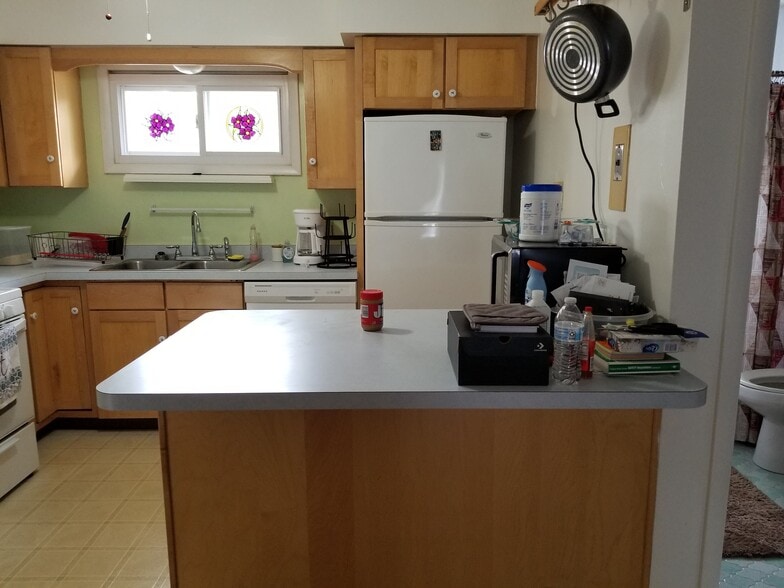 Updated kitchen - 3101 Lone Pine Rd