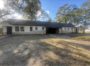 Building Photo - 2404 S Walnut St