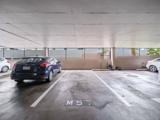 Building Photo - Remodeled Corner 1BR with Ocean & Diamond Head Views, W/D + Parking