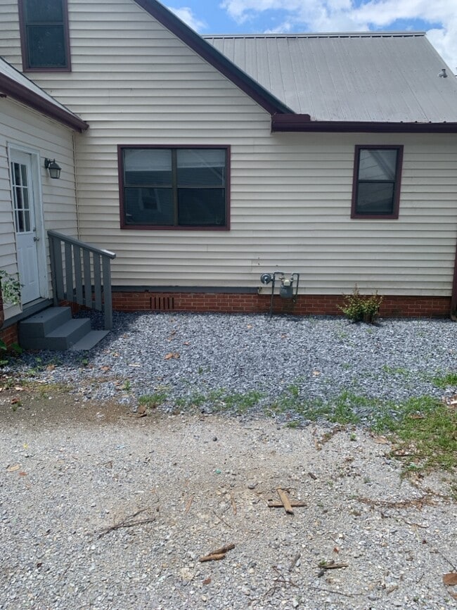 Building Photo - 1749 Elmore Rd