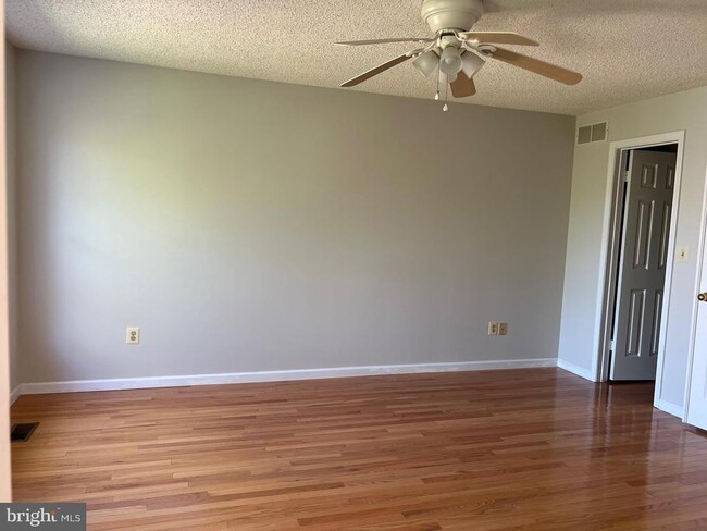 Building Photo - 53 E Shrewsbury Pl