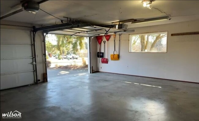 Building Photo - 4TH OF JULY MOVE IN SPECIAL!! Beautiful Fu...
