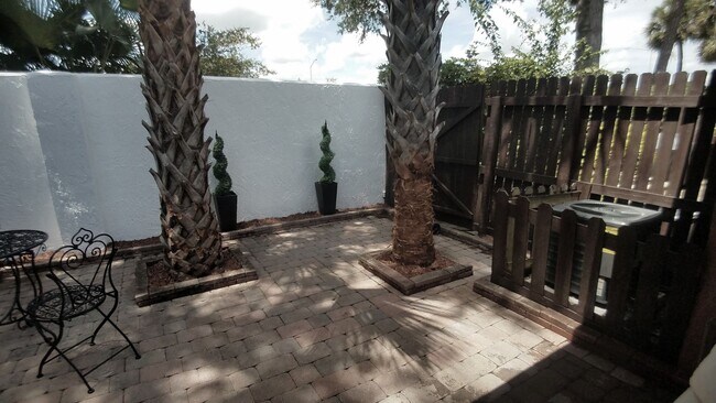 Building Photo - Beautiful  Furnished 1/1 condo x Rent  in Winter Park Next to Full Sail University !
