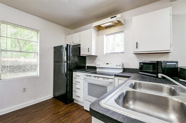 Building Photo - 24204 Linda Ln