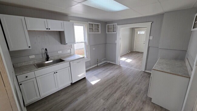 Building Photo - 3 Bed Ready Now!!