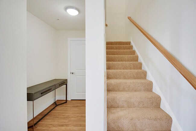 Building Photo - 909 Usher St