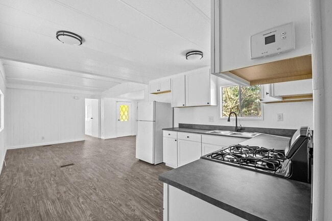 Building Photo - 5055 W. TULARE AVE SP 64 - 2 BEDROOM 1.5 BATH - MANUFACTURED HOME - SW VISALIA