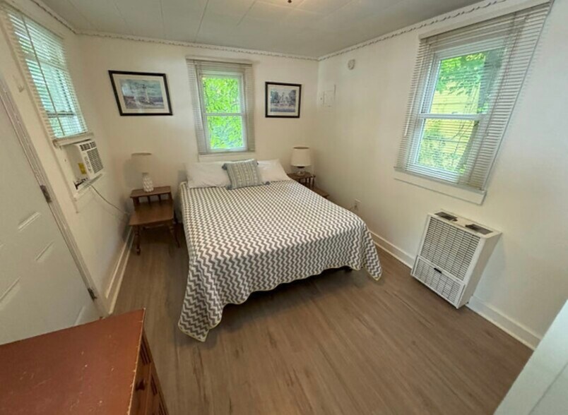 Bedroom with queen - 853 E Front St