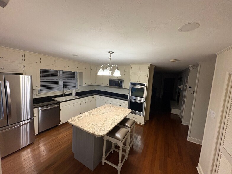 Building Photo - 7600 Quail Dr SW