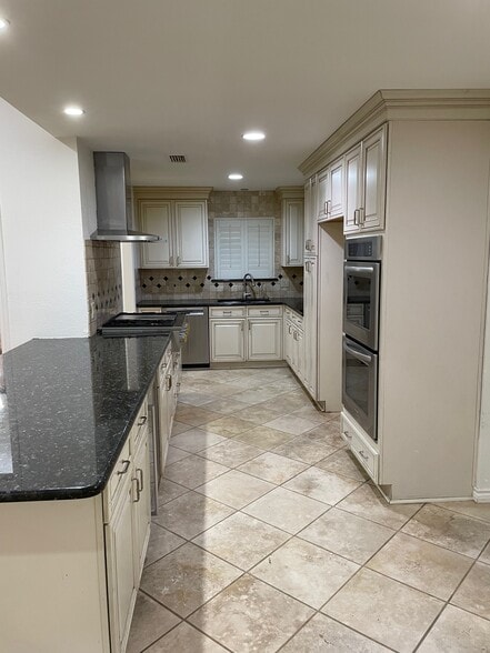 Building Photo - 737 Robin Ln