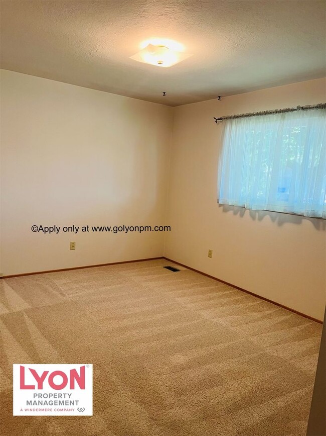 Building Photo - Darling, Spacious 3/2 House in Elk Grove w...