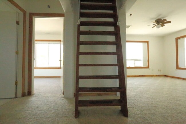 Building Photo - Spacious upper 3-bedroom unit with 2 full ...