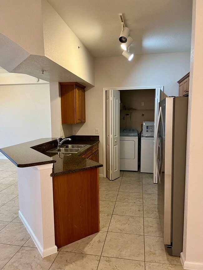 Building Photo - ANNUAL RENTAL - POSITANO PLACE 2 BED / 2 BATH