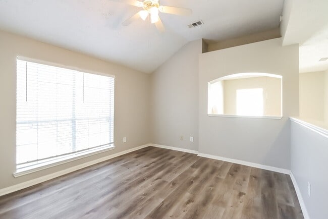 Building Photo - 16206 Hollow Rock Dr