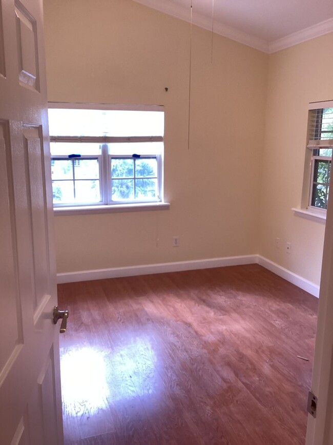 Building Photo - Downtown 3 bedroom townhome