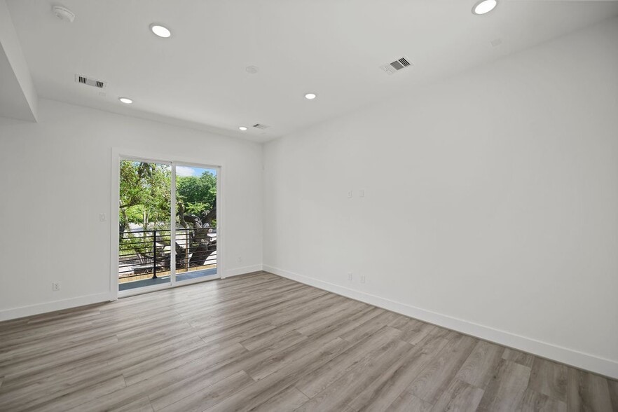 Building Photo - 870 W Little York Rd