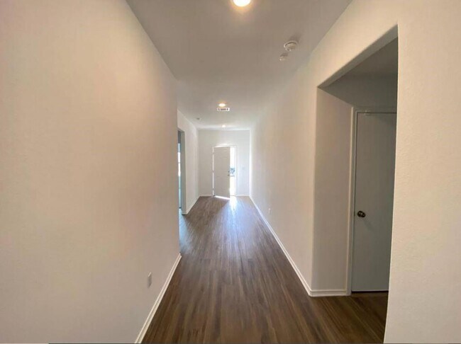 Building Photo - 480 Jack Ryan