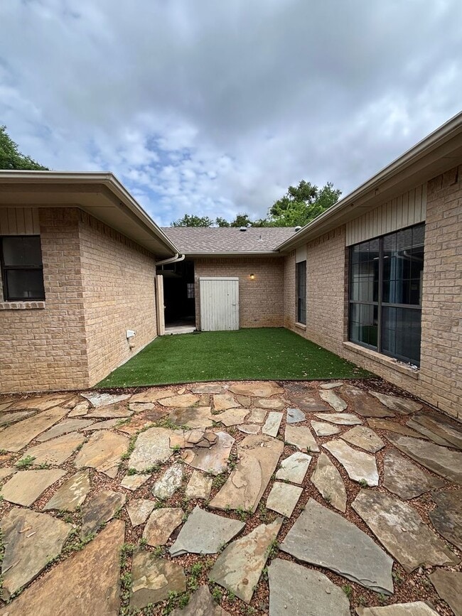Building Photo - 5026 Bellaire Dr S