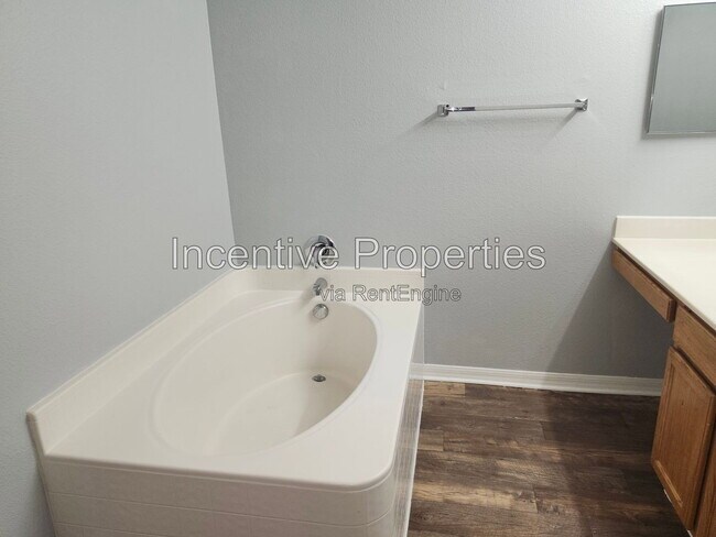Building Photo - 509 Everest Way