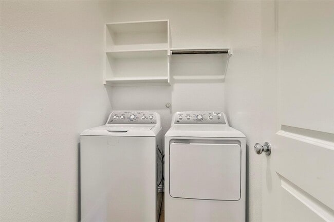 Building Photo - Cute Newer 4-2-2 N Ft. Worth