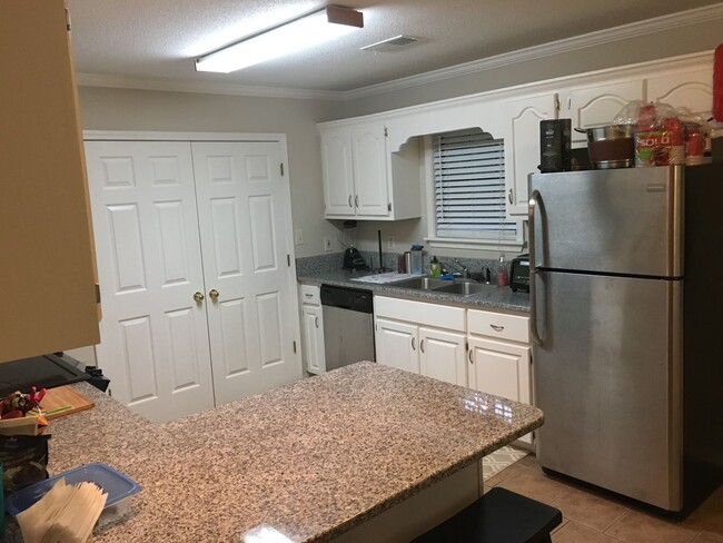 Building Photo - Roommate Needed!!  Walk to the Square! Available NOW...