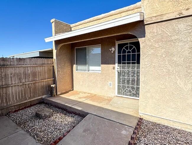 Building Photo - A Cozy 2 bed/ 2 bath home in the heart of Yuma!