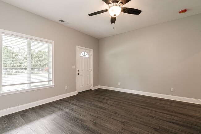 Building Photo - Charming 4 Bedroom For Rent.