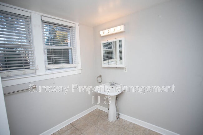 Building Photo - 5753 Rogers Ave