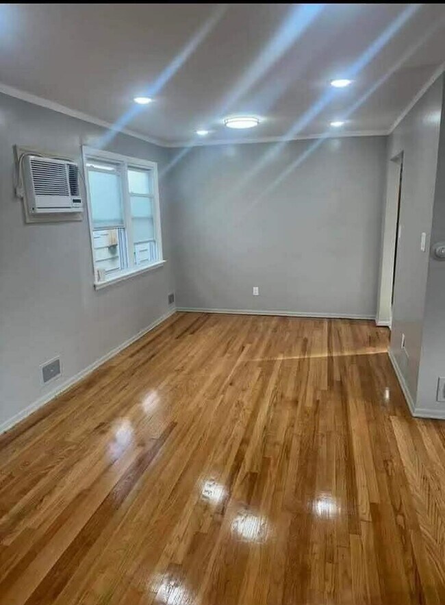 Building Photo - 22 E 18th St