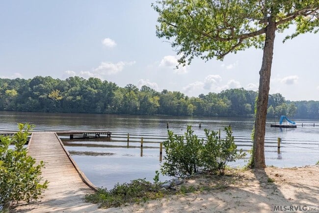 Building Photo - 2 Bedroom, 2 Bath Home located in Tanglewood Shores