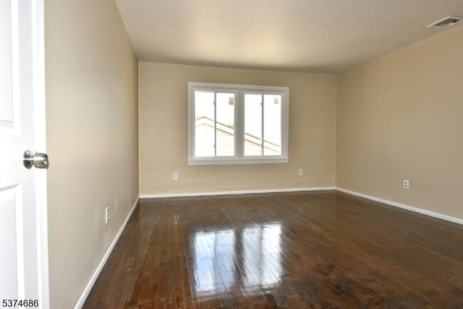 Building Photo - 633 5th St