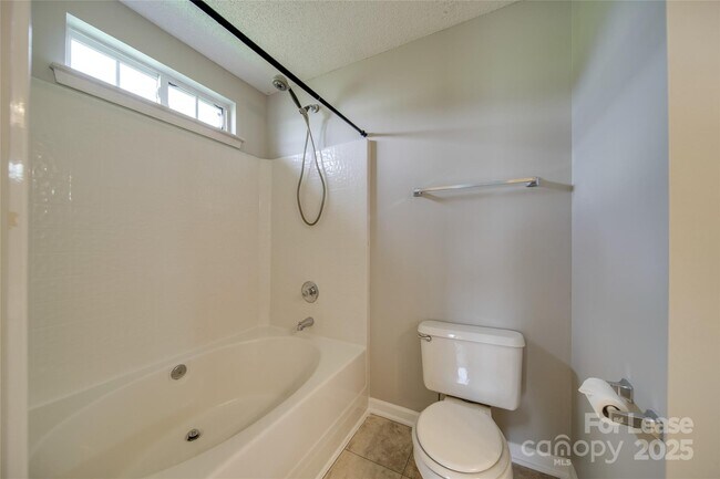 Building Photo - 120 Lantana Dr