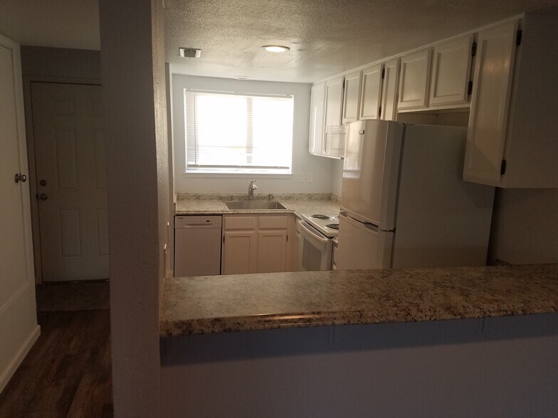Building Photo - 421 10th St