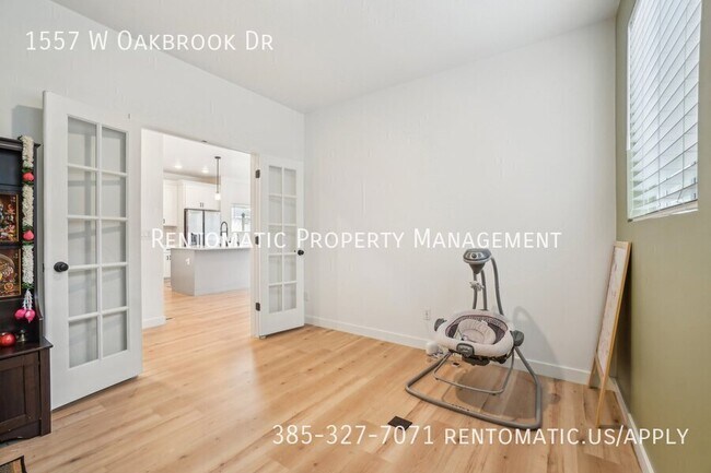 Building Photo - 1557 W Oakbrook Dr