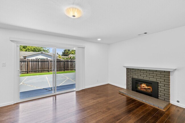 Building Photo - Updated 4 Bedroom 2 Bath North Napa Home