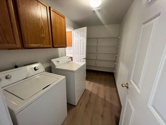 Building Photo - 1585 Roma Ct