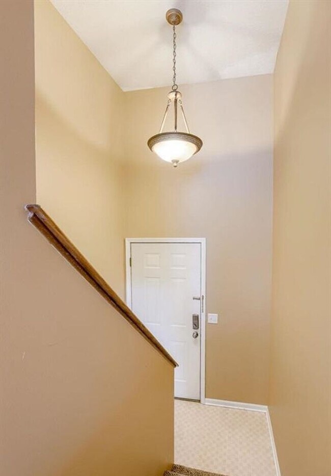 Building Photo - Townhome Available in Bellevue