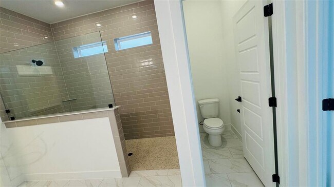 Building Photo - 1332 S Brook Dr