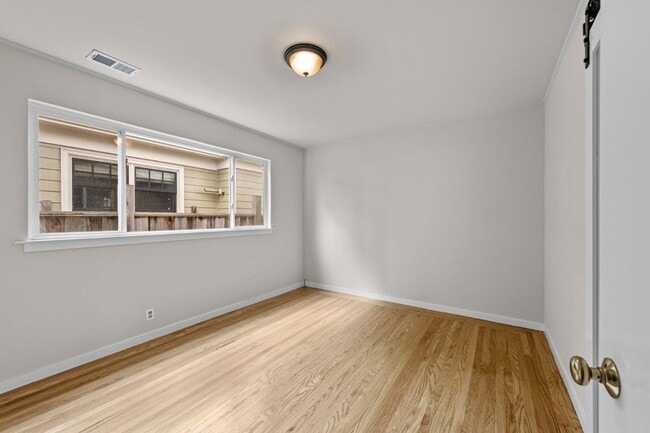 Building Photo - 526 Redwood Ave