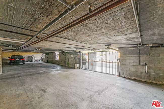 Building Photo - 11064 La Grange Ave