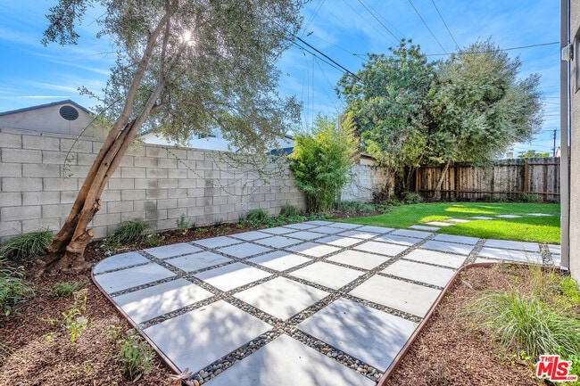 Building Photo - 616 W Ellis Ave