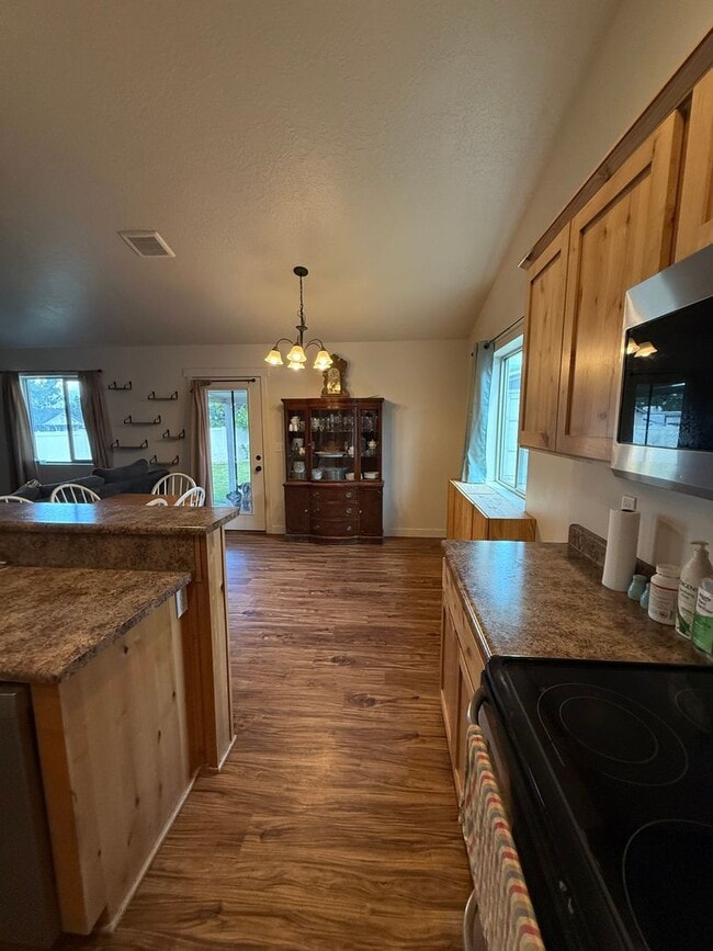 Building Photo - 468 Cowan Cir
